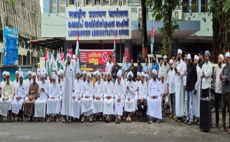 ലക്ഷദ്വീപിൽ മദ്യനിരോധനം അവസാനിപ്പിച്ച നടപടി: ലക്ഷദ്വീപ് അഡ്മിനിസ്ട്രേറ്റീവ് ഓഫീസിലേക്ക് എസ്.വൈ.എസ് ധർണ്ണ നടത്തി.